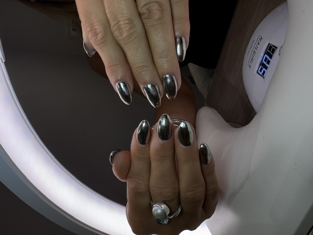Reflective silver chrome manicure